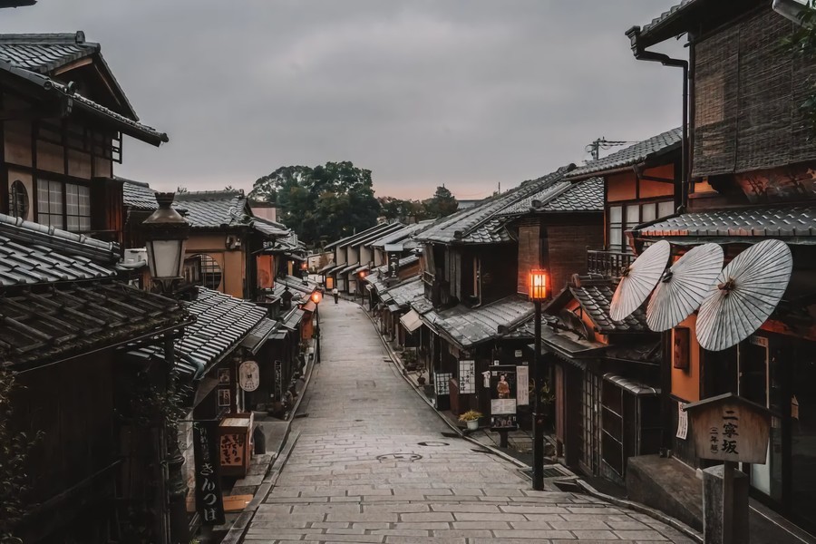Echoes of Kyoto: A Timeless Cobblestone Serenade