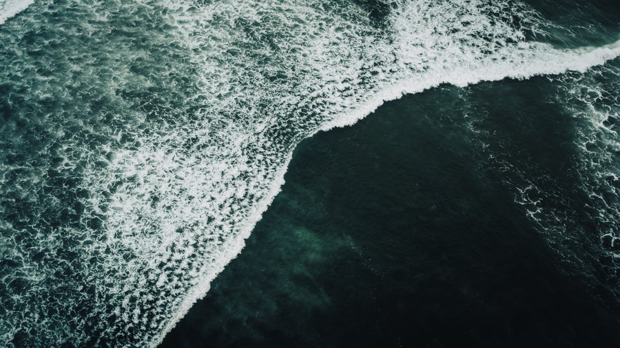 Ocean's Pulse: A Minimalist Wave in Motion