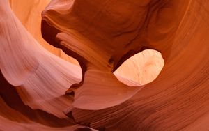 Whispers of the Desert: The Enigmatic Beauty of Antelope Canyon - Niedliches Hintergrundbild