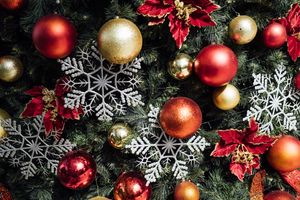 Radiant Christmas Tree: Festive Ornaments and Golden Snowflakes - Niedliches Hintergrundbild