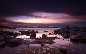 Dawning Serenity: Pink and Purple Lake at Twilight - Söt tapet