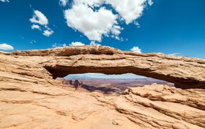 Desert Solitude: Majestic Rock Arch Under an Infinite Sky - Niedliches Hintergrundbild