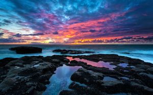 Dramatic Sunset Over Coastal Rocks - 可爱壁纸
