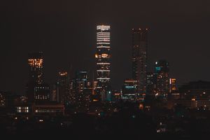 Electric Pulse: Neon Night Skyline - Söt tapet