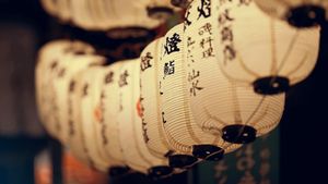 Ethereal Japanese Lanterns with Calligraphy - خلفية لطيفة