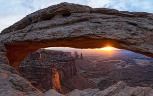 Gateway to Timeless Dawn: Desert Glow Through the Arch - 可爱壁纸