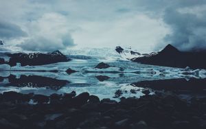 Glacial Reflections: Tranquil Icebergs on Still Waters Amidst Snow-Capped Peaks - 귀여운 배경화면