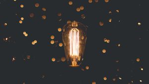 Golden Glow: Timeless Elegance of a Vintage Filament Bulb - 귀여운 배경화면