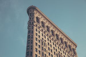 Majestic Architectural Marvel Amidst the Sky - Niedliches Hintergrundbild