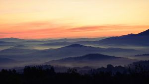 Celestial Harmony: Misty Mountain Peaks at Golden Hour - Niedliches Hintergrundbild