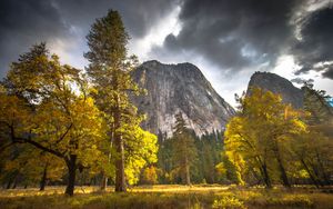 Majestic Mountain Grandeur in Autumn's Golden Light - Cute Wallpaper