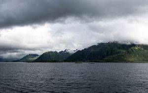 Mist-Shrouded Peaks: The Enigmatic Beauty of Nature's Canvas - かわいい壁紙
