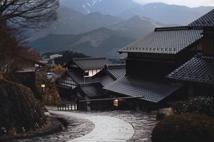 Misty Serenity: Traditional Japanese Homes Along a Cobblestone Path at Dawn - 可爱壁纸