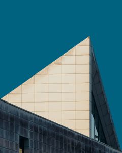 Modernist Triangular Overture: Architectural Fusion - Fondo de pantalla lindo