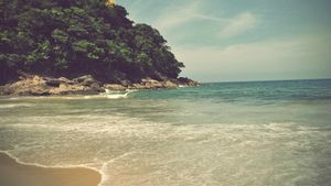 Serene Coastline Haven: Emerald Cliffs & Turquoise Waves in Unspoiled Harmony - خلفية لطيفة