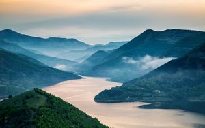 Serene River Valley - Niedliches Hintergrundbild