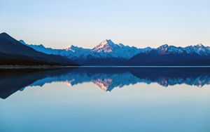 Majestic Serenity: Snowy Peaks and Mirror Lake Tranquility - Niedliches Hintergrundbild