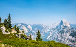 Majestic Peaks Beneath a Sublime Sky - Niedliches Hintergrundbild