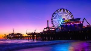Sunset Pier: Ferris Wheel Glow by the Seaside - Niedliches Hintergrundbild
