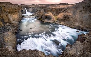Thunderous Waterfall in Hidden Canyon - 可爱壁纸