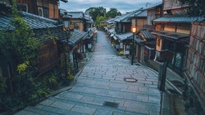 Timeless Serenity: A Glimpse into Traditional Japanese Alleys - Fond d'écran mignon