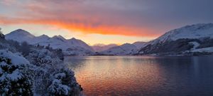 Tranquil Dawn: Snow-Kissed Peaks and Mirrored Lake Serenity - Niedliches Hintergrundbild