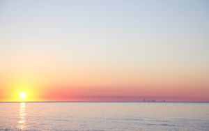 Tranquil Horizon: Sunset Over the Vast Ocean - Söt tapet
