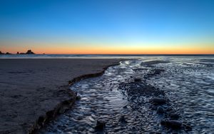 Twilight's Coastal Embrace - 可爱壁纸