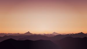 Twilight Silhouettes: Serene Mountain Sunset - Fondo de pantalla lindo