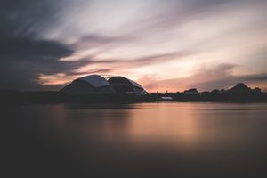 Urban Horizon at Sunset: Reflective Elegance in Architecture - Fond d'écran mignon