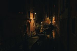Whispers of Venice: A Serene Night on the Canal - Fondo de pantalla lindo