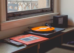 Vintage Soulful Cozy Guitar & Turntable Nook by Window - 可爱壁纸